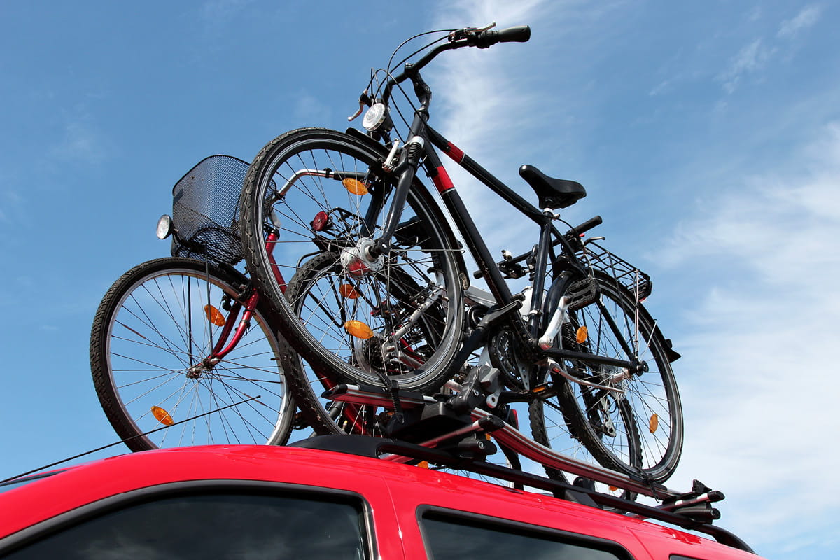 zu sehen sind Fahrräder auf einem Auto 